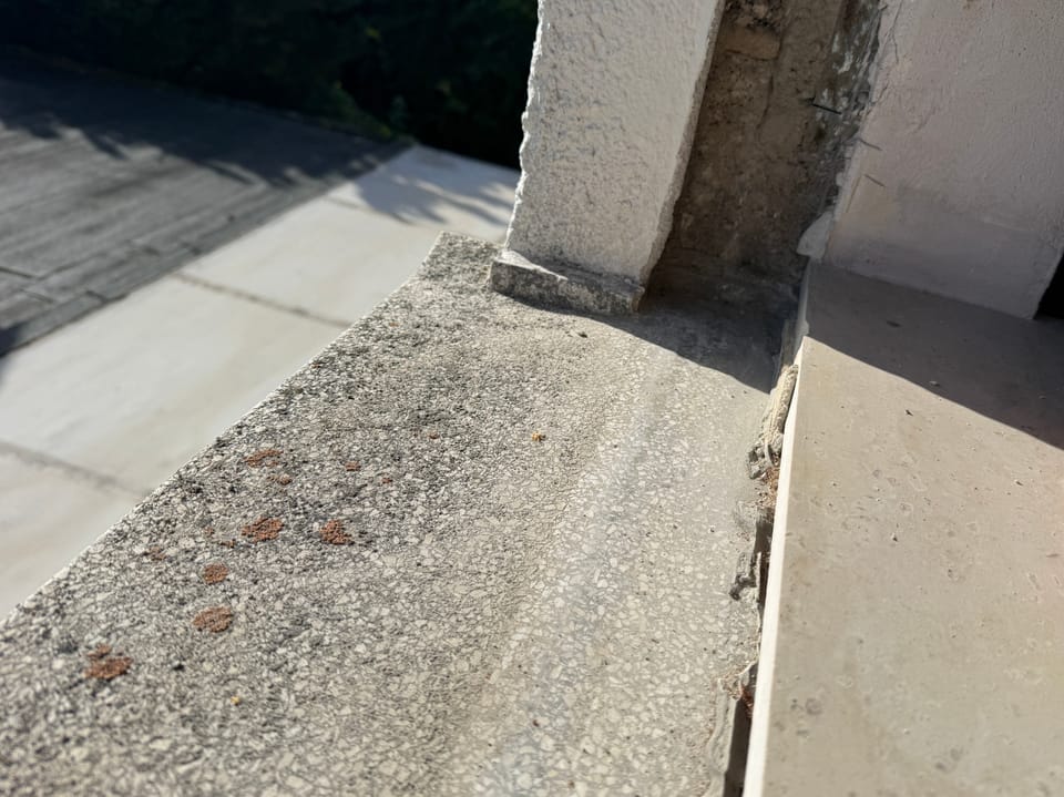 Fensterlaibung nach dem Ausbau des alten Fensters mit offenem Mauerwerk neben der alten Außenfensterbank